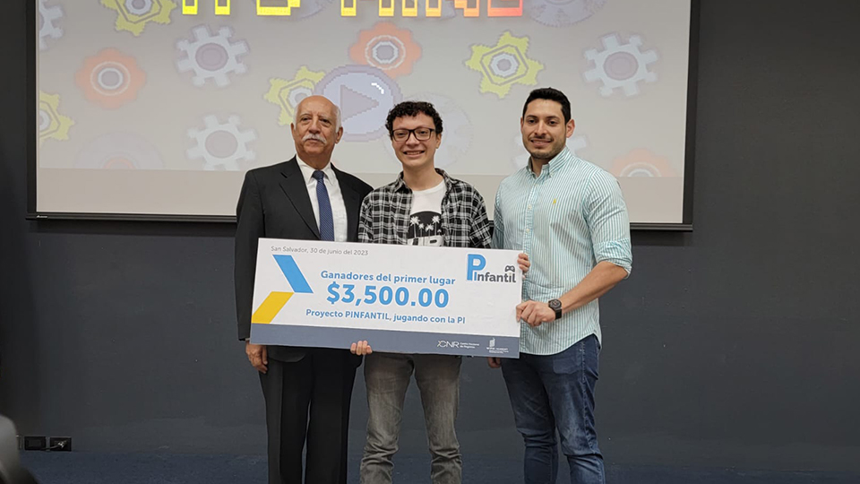 William Edmundo Montano Molina recevant un prix